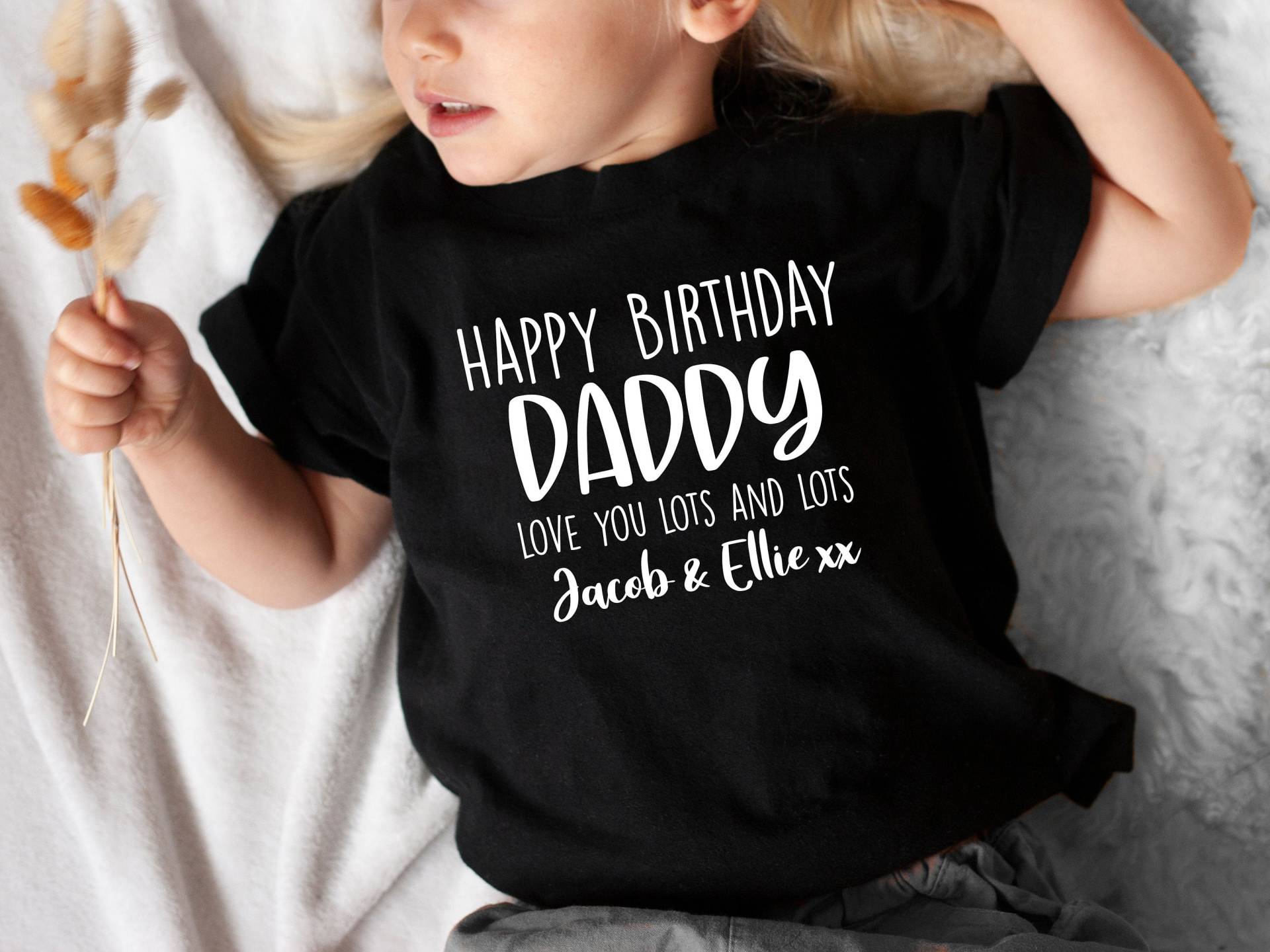 Kinder T Shirt Happy Birthday Daddy Love You Viele Personalisierte Kleinkind Baumwolle Unisex Outfit Kleidung Design Custom Print von PrintedAndPrettyCo