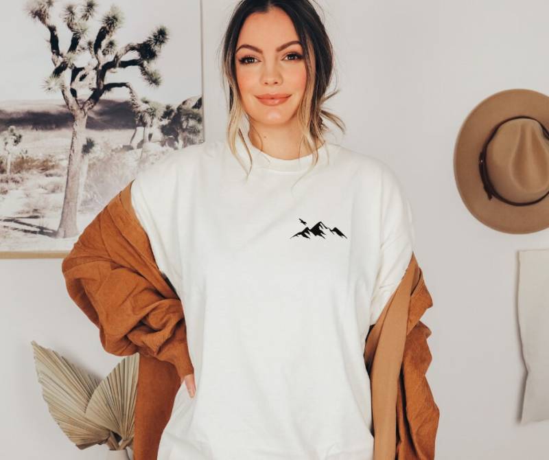 Minimalistic Mountain Hiking Shirt, Sweater Traveling Shirt Hiking Gift, Wanderlust Mountain Family Mountains von PrintedSuccess