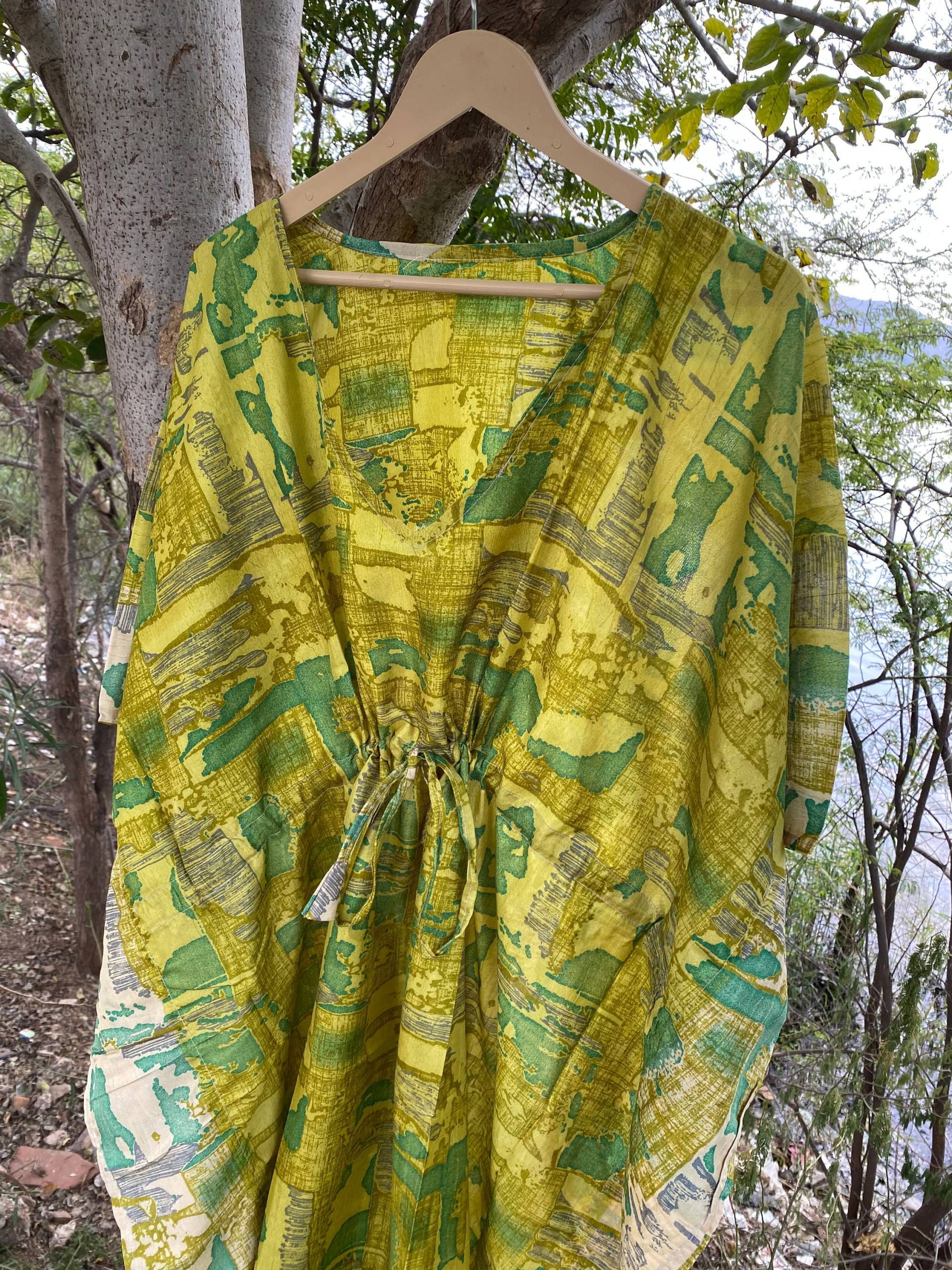 Gelbe Seide Strand Kaftan Kunstseide Kleid, Vintage Kaftan, Freie Größe Boho Brautjungfer von PrintedfabricStore