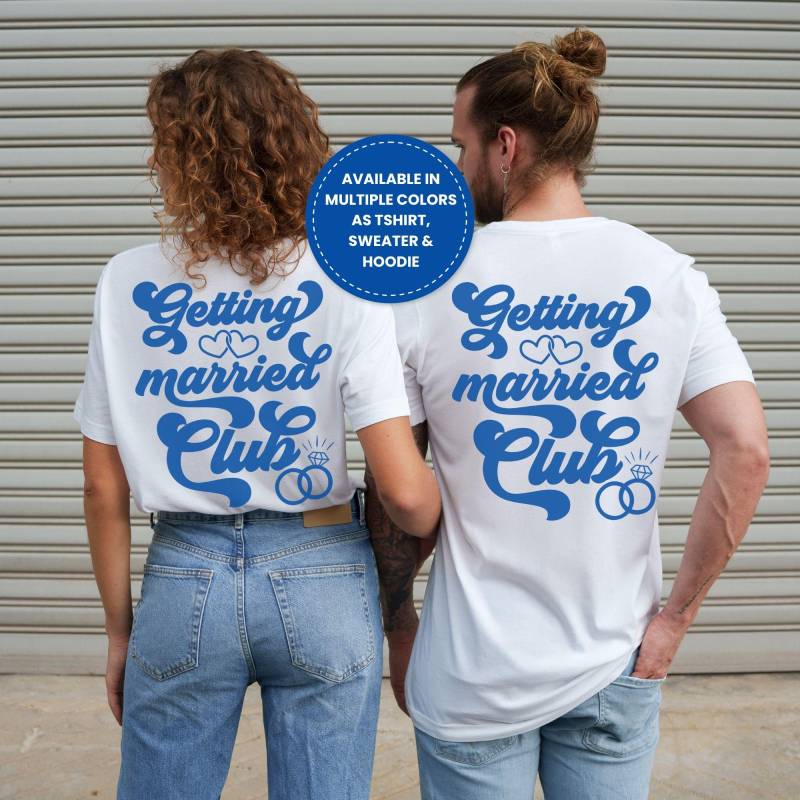 Retro Getting Married Club Paar T-Shirts, Sweatshirt Und Hoodies - Geschenkidee Zur Verlobung Zum Heiratsantrag Für Braut Bräutigam von PrintiverseDE