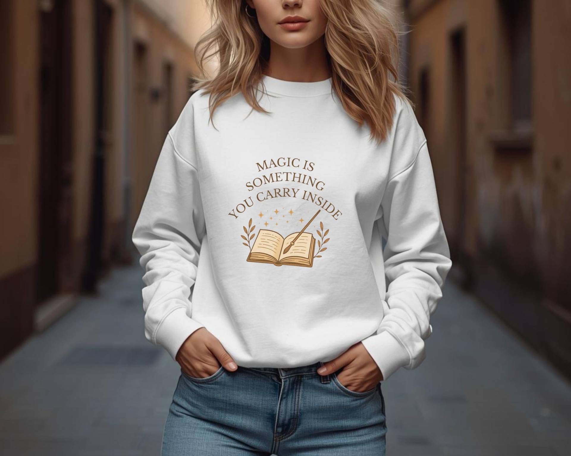 Magic Is Something You Carry Inside | Cozy Sweatshirt Mit Buch Und Zauberstab Geschenkidee Für Leseratten von PrintsessinShop