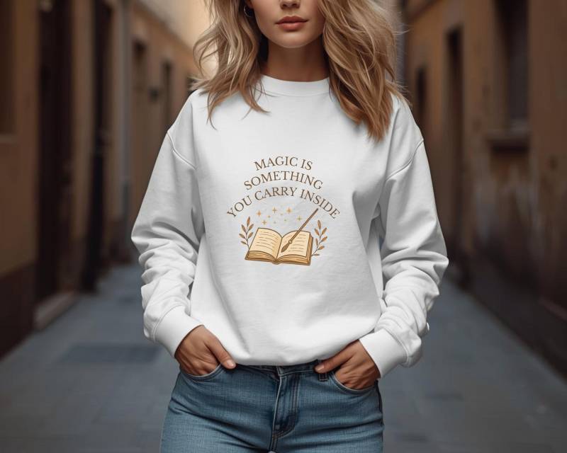 Magic Is Something You Carry Inside | Cozy Sweatshirt Mit Buch Und Zauberstab Geschenkidee Für Leseratten von PrintsessinShop