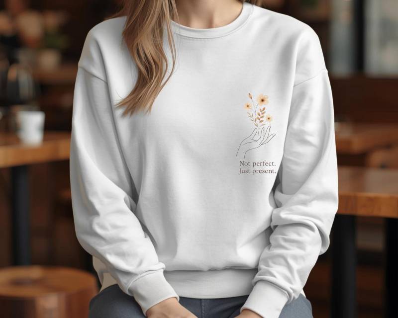 Not Perfect. Just Present | Florales Minimal Design Achtsamkeits-Sweatshirt von PrintsessinShop