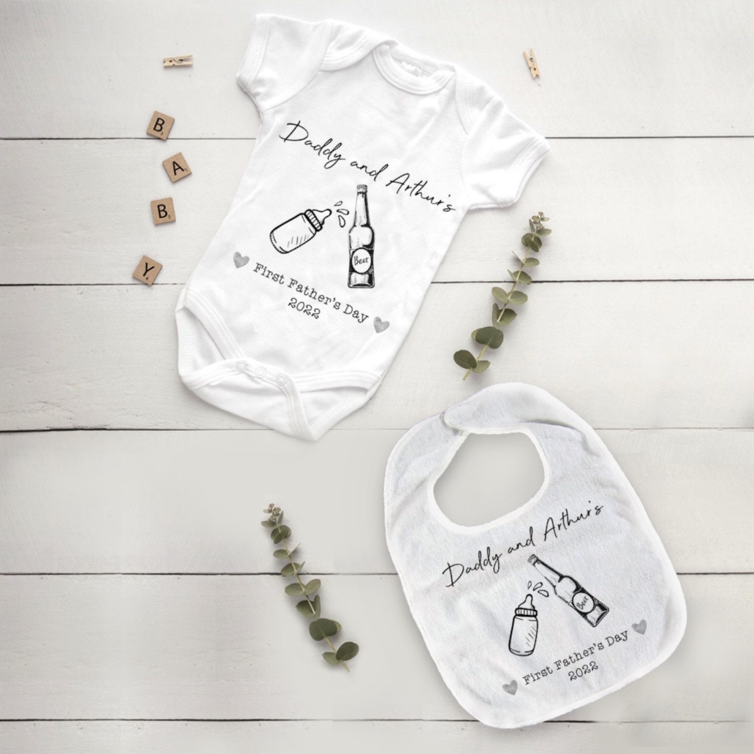 Bier & Flasche Erster Vatertag Lätzchen Und Weste, Neues Baby, 1. Vatertag, Baby Lätzchen, Spucktuch, Personalisierte Neuer Daddy, Papa Geschenk von Printsnickety