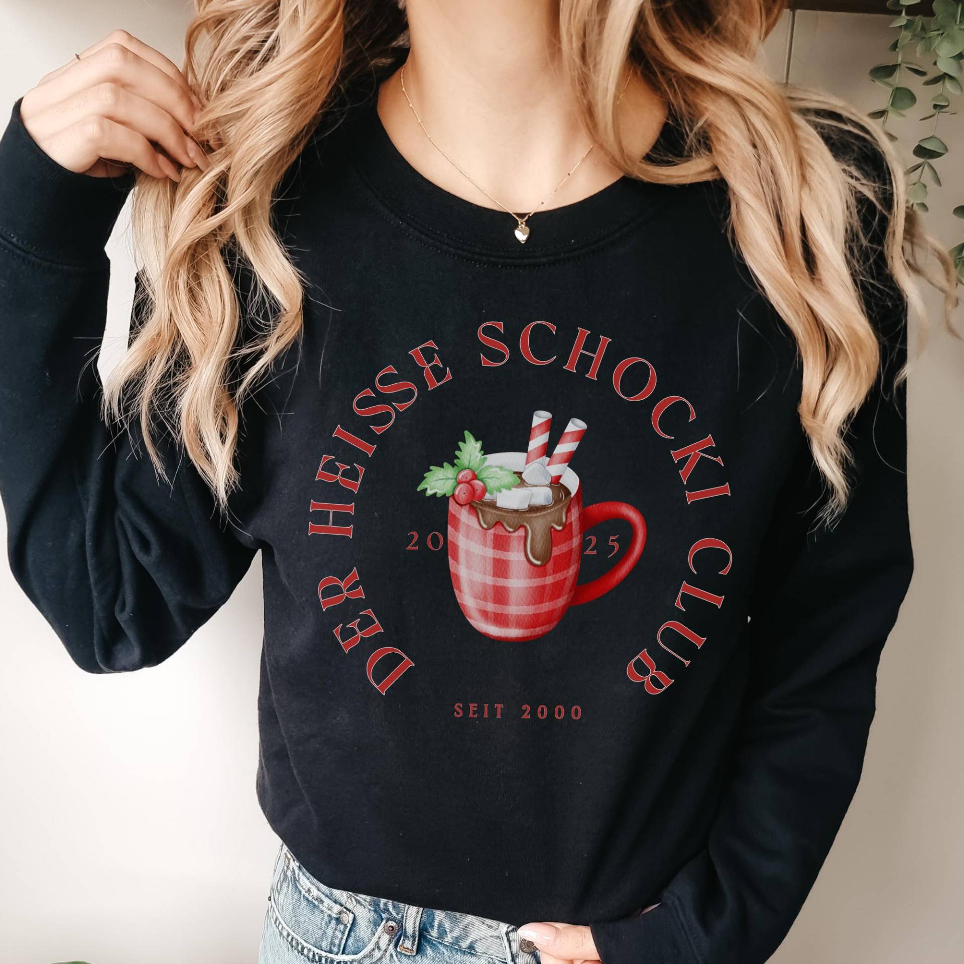 Der Heisse Schocki Club Sweater, Lustiger Weihnachts-Pulli, Weihnachtsmarkt Sweatshirt, Geschenkidee, Personalisierbar "Seit Jahr" von PrintzaBianca
