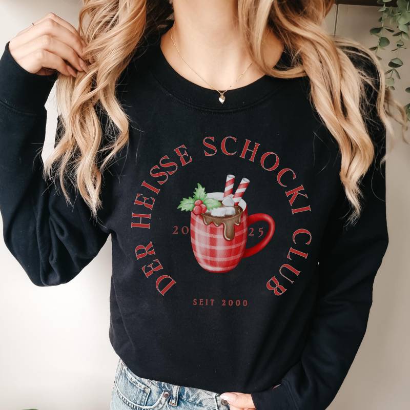 Der Heisse Schocki Club Sweater, Lustiger Weihnachts-Pulli, Weihnachtsmarkt Sweatshirt, Geschenkidee, Personalisierbar "Seit Jahr" von PrintzaBianca