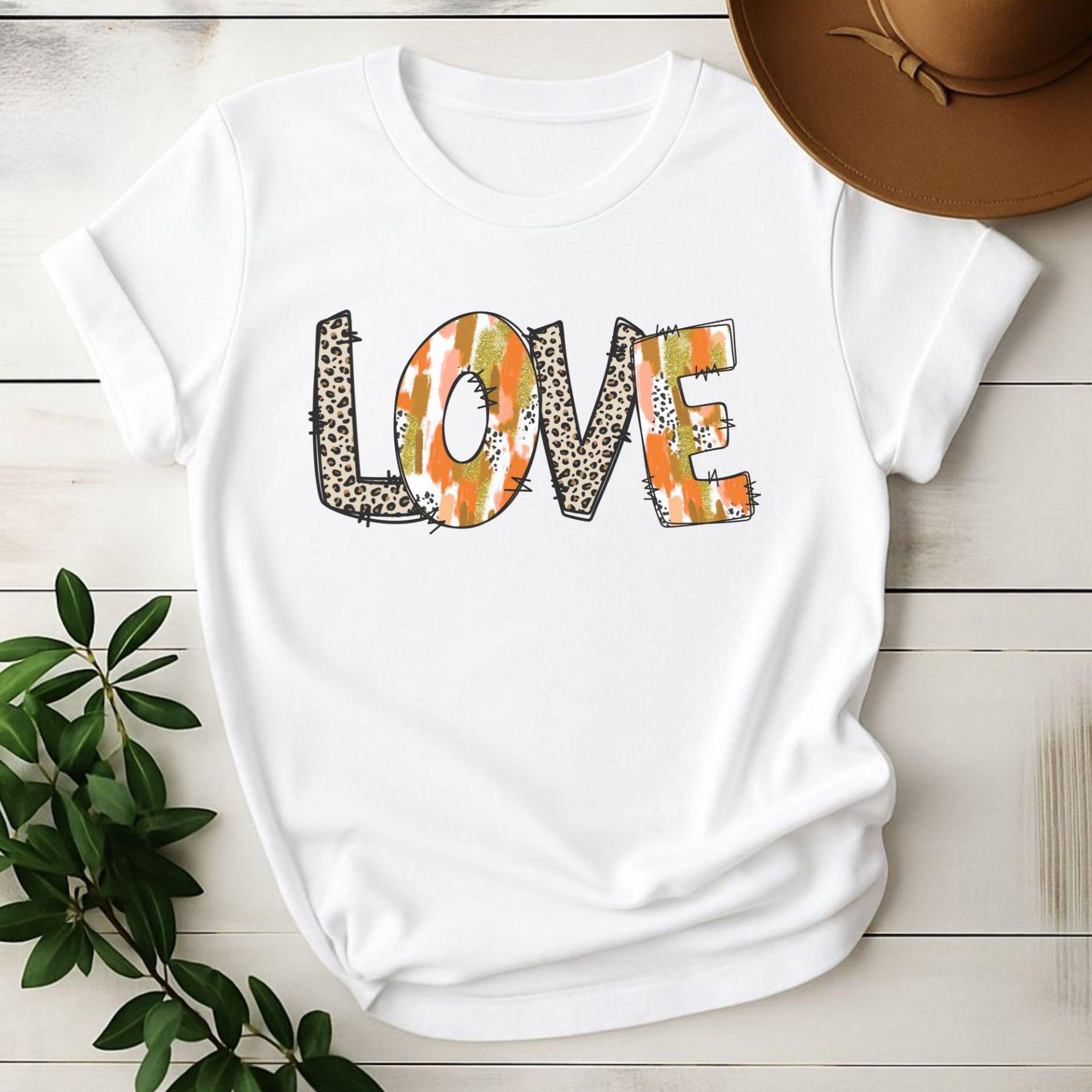 Love Shirt Mit Leo Print, Herbstfarben Boho Style, Animal Print Statement Damen, Unisex Fit, Liebe, Bold Love Shirt, Cozy von PrintzaBianca