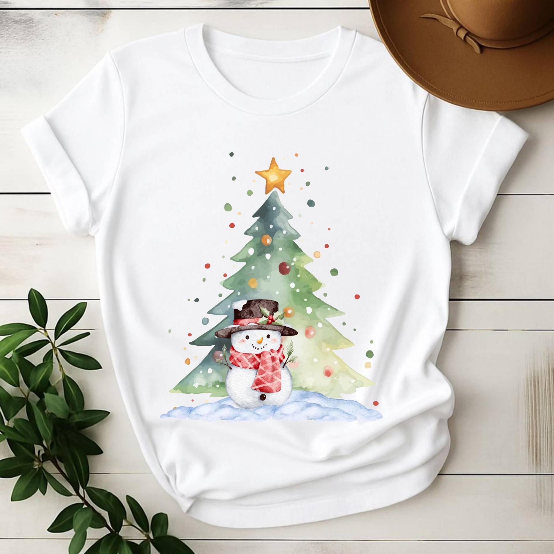 Weihnachten Shirt Mit Schneemann & Tannenbaum , Winter Geschenkidee | Aquarell Weihnachts Design, Hell, Weihnachtsgeschenk, T-Shirt von PrintzaBianca
