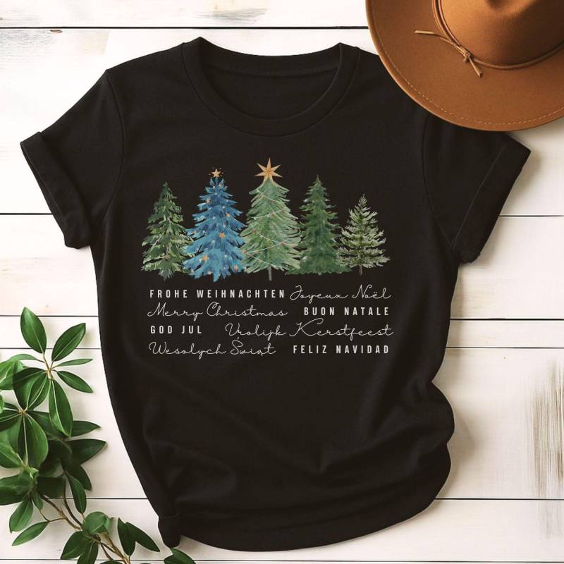 Weihnachten Shirt Mit Tannenbäumen & Multilingualen Grüßen, Frohe in Vielen Sprachen, Weihnachtsgeschenk, Dunkel, Cozy von PrintzaBianca