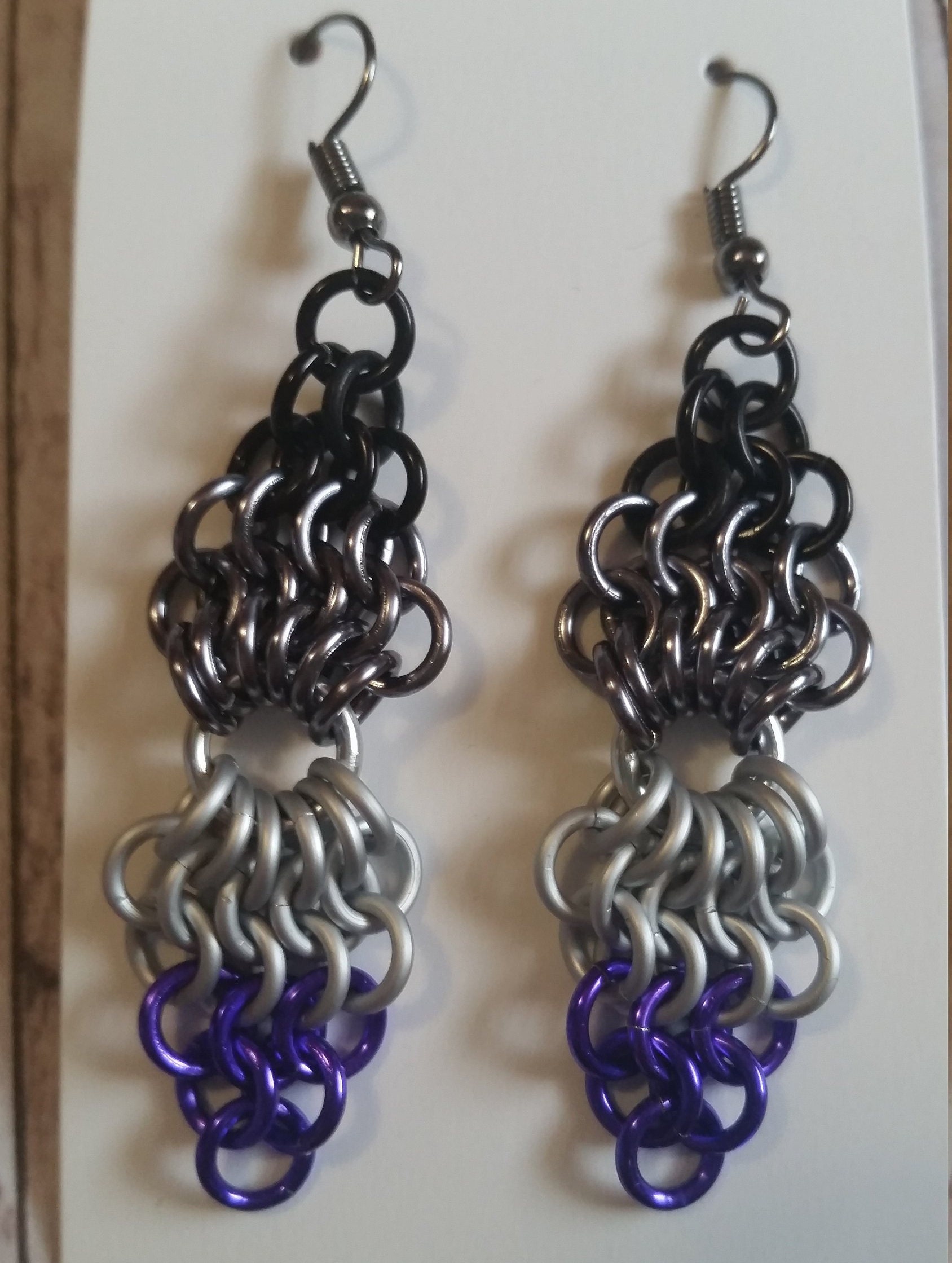 Ace Pride Flag Chainmaille Ohrringe von PriorityMailleBox