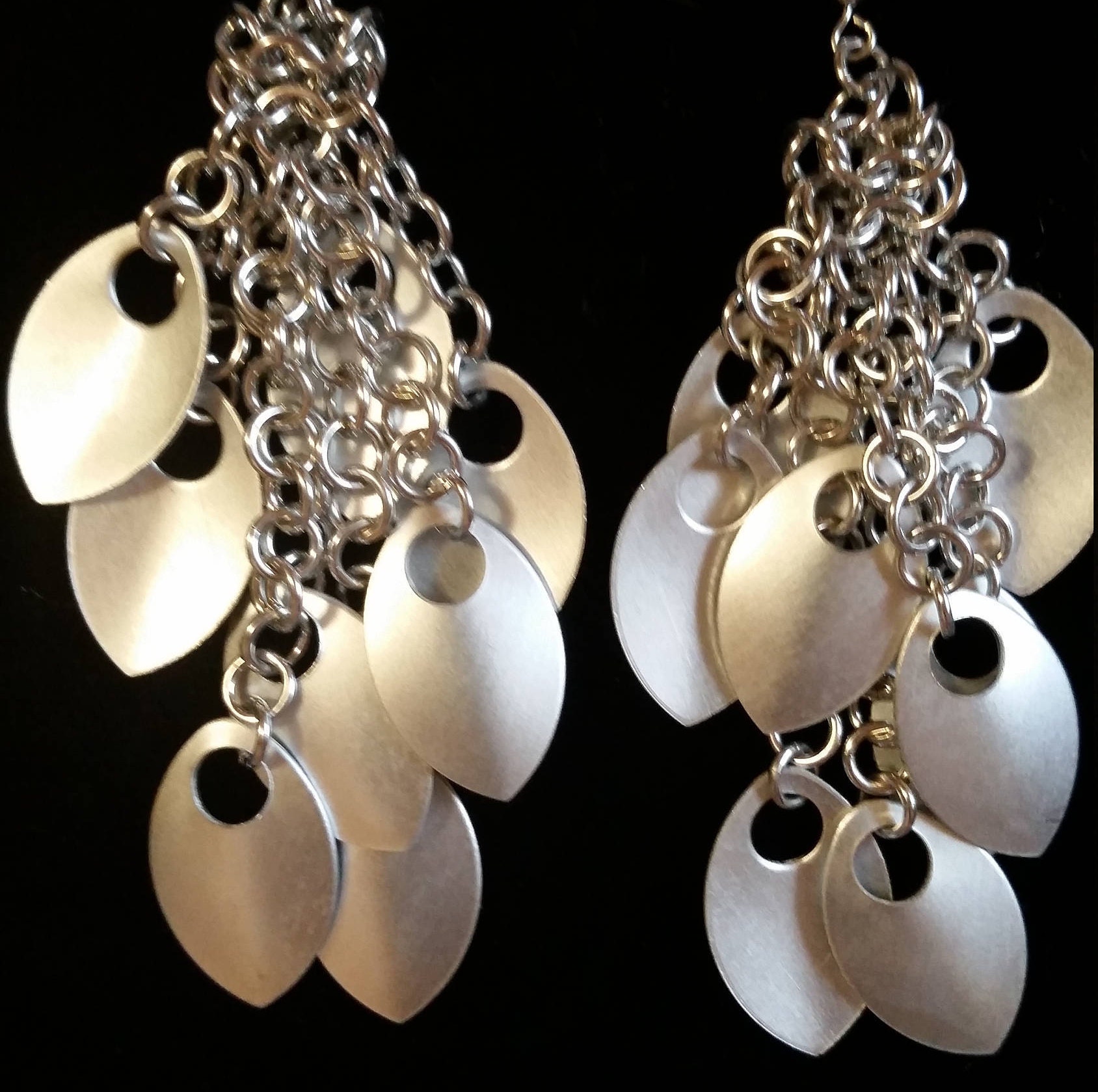 Chainmaille-Ohrringe in Form Von Kleinen Schuppen Aus Versilbertem Metall von PriorityMailleBox