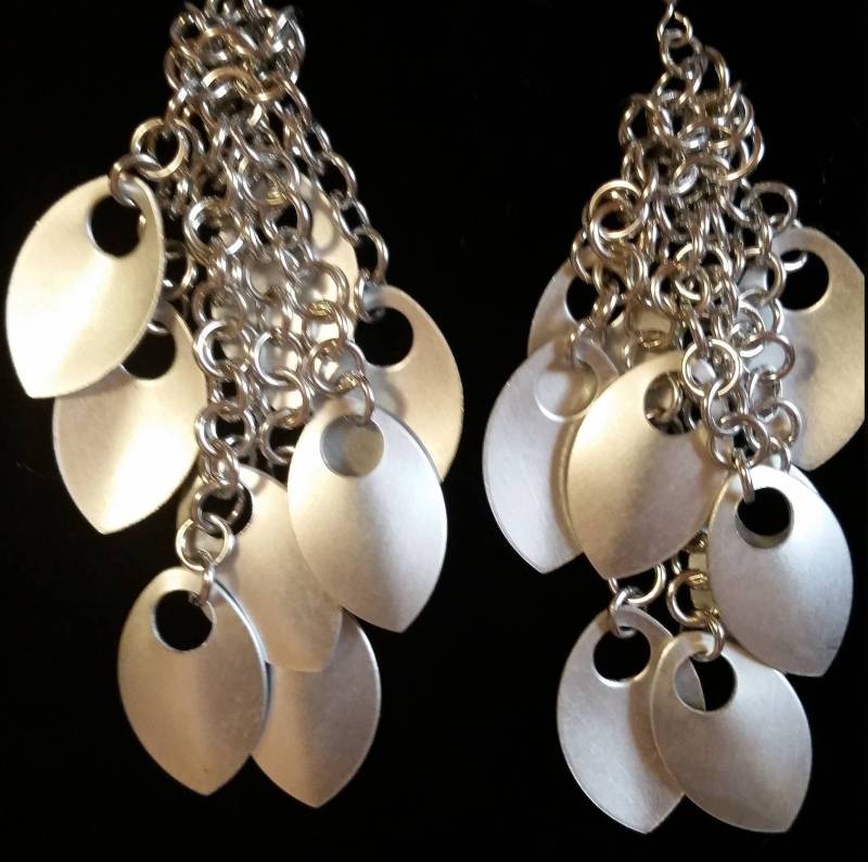 Chainmaille-Ohrringe in Form Von Kleinen Schuppen Aus Versilbertem Metall von PriorityMailleBox