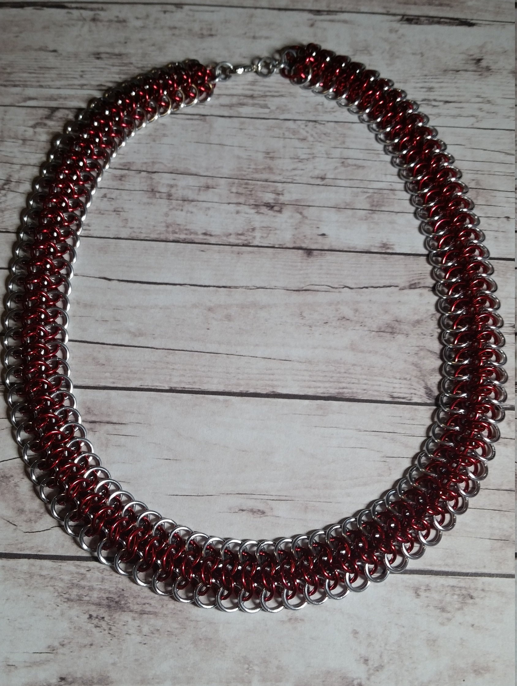 Rot/Silber Crotalus Chainmaille Halskette von PriorityMailleBox