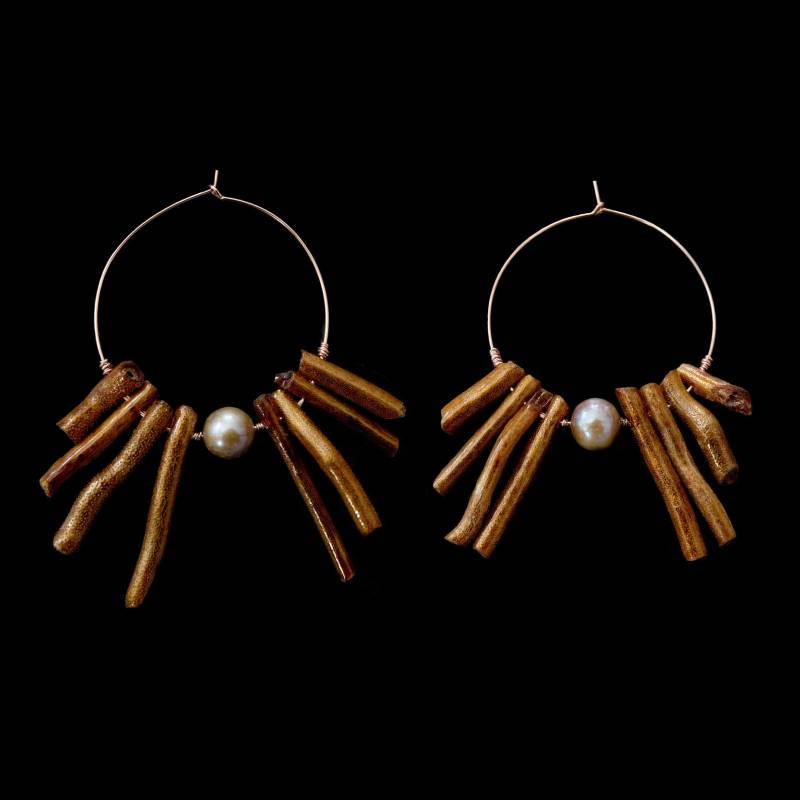 Goldene Coral Sticks Und Goldene Süsswasserperle An 14K Gold Filled Creolen von PrismTheorie