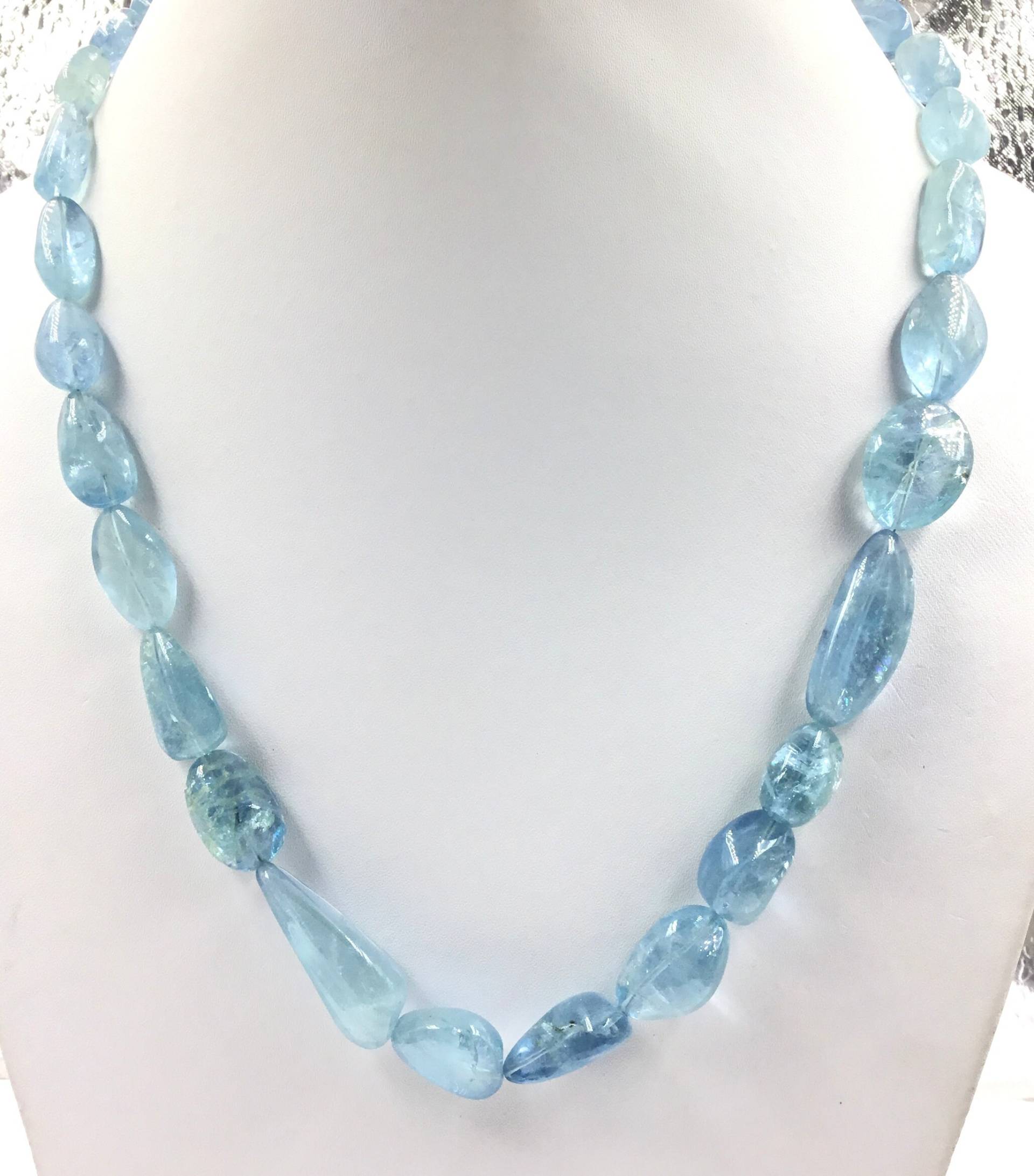 Natürliche Aquamarin Glatte Trockner Perlen Edelstein Halskette von Prismaticgems