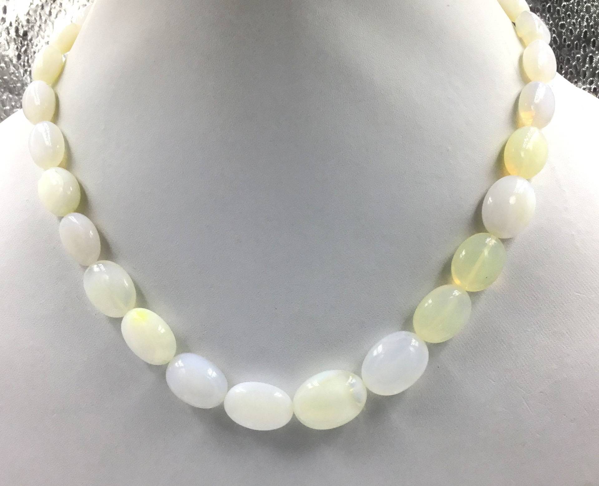 Natürlicher Gelber Opal Glatt Ovale Edelstein Halskette von Prismaticgems
