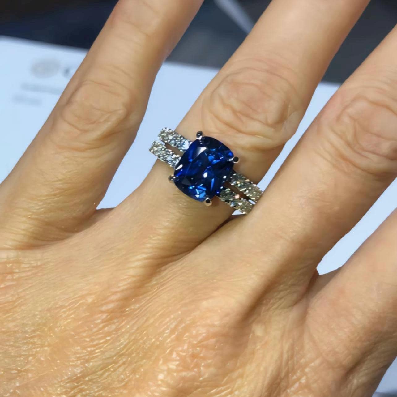 4.25 Karat Seltener Tansanit-Birthstone-Ring, Langer Kissenschliff-Lab-Diamant-Jubiläums-statement-Ring - Side-By-Side-Band-Low-Profile-Ring 4.25 Karat Seltener Tansanit-Birthstone-Ring, Langer Kissenschliff-Lab-Diamant-Jubiläums-statement-Ring - Side-By-Side-Band-Low-Profile-Ring von PristineCustomRings