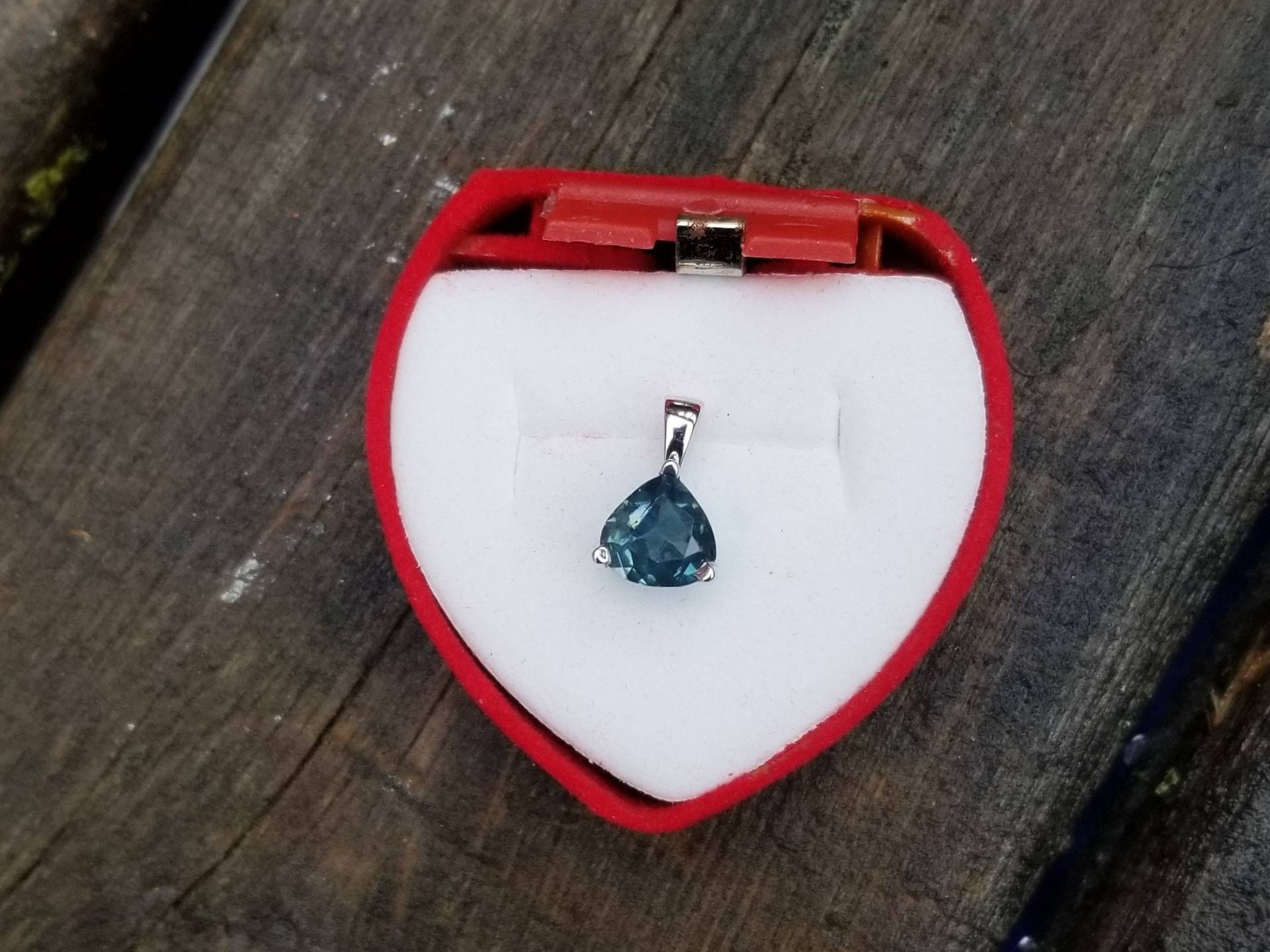 Blau Grün Saphir 14K Weißgold Anhänger von PristineGemstones