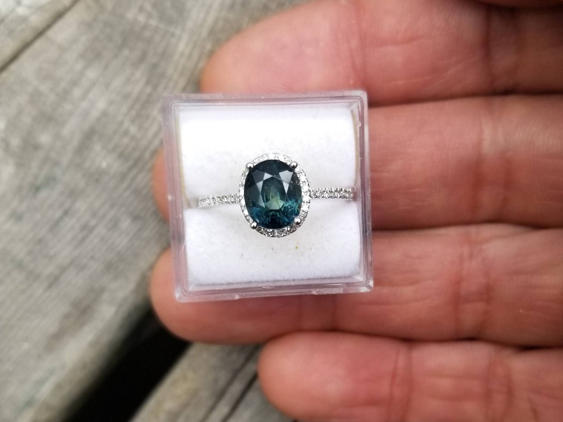 Blau Grüner Saphir Oval Diamant Halo Verlobungsring von PristineGemstones