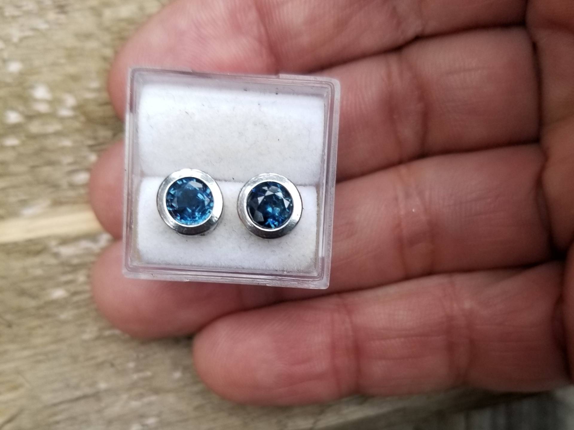 Pfau Blau Saphir 6 Mm Runde Ohrringe 14K Weiß Gold Geschenk Für Sie von PristineGemstones