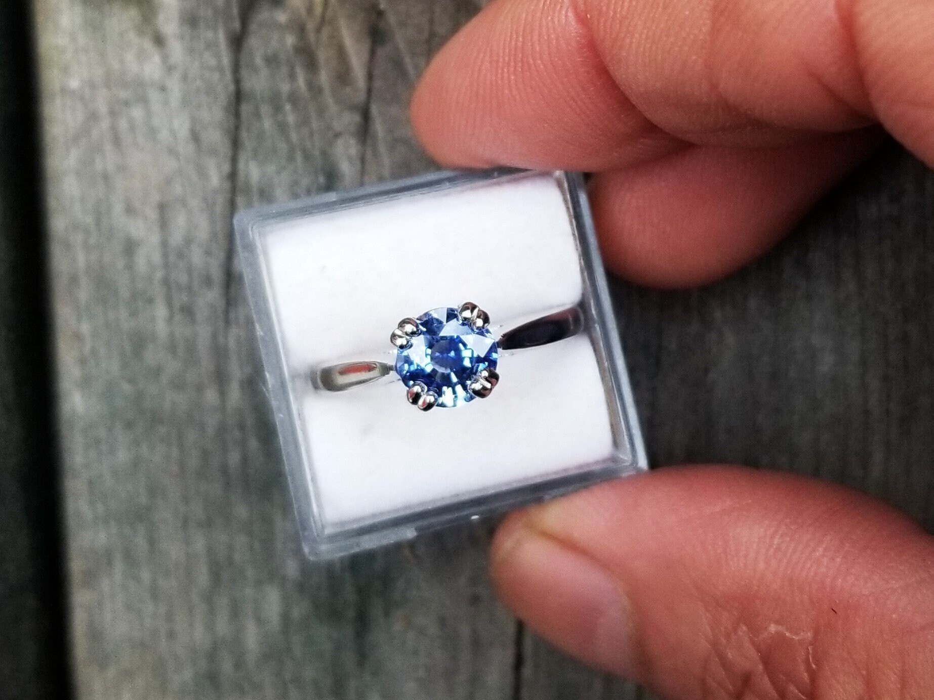 Platin Solitär Ring Rund Blau Von Ceylon von PristineGemstones