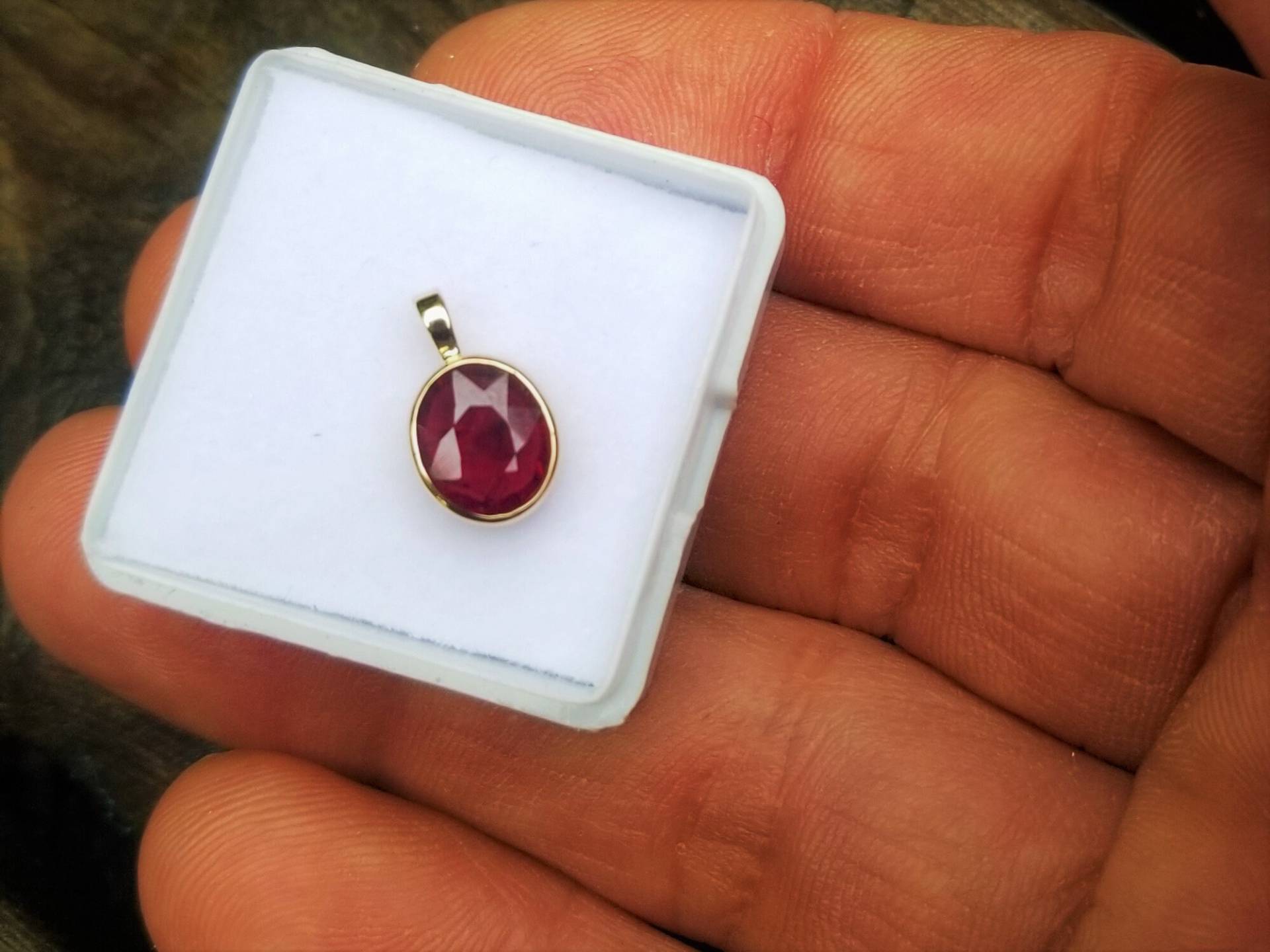 Rubin Oval Form 14K Gelbgold Anhänger Juli Geburtsstein Geschenk Für Sie von PristineGemstones