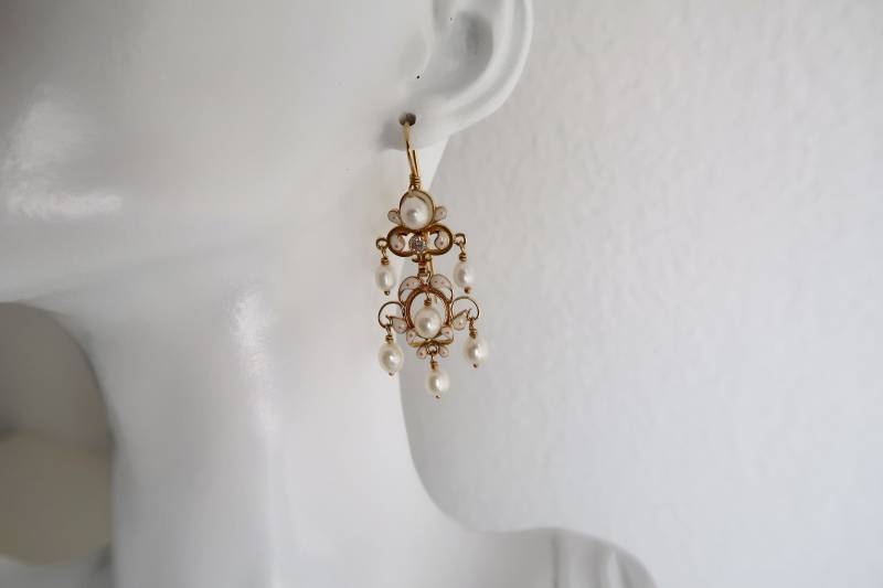 14K Gold Und Echte Perlen Chandelier Ohrringe Weiße Emaille Weißer Saphir von PristineTreasuresCH