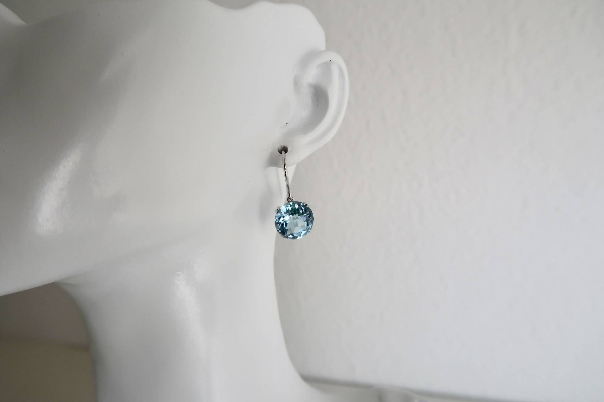 Blauer Topas 18K Weißgold Ohrringe Drop Down 9, 92Ct Rundschnitt von PristineTreasuresCH