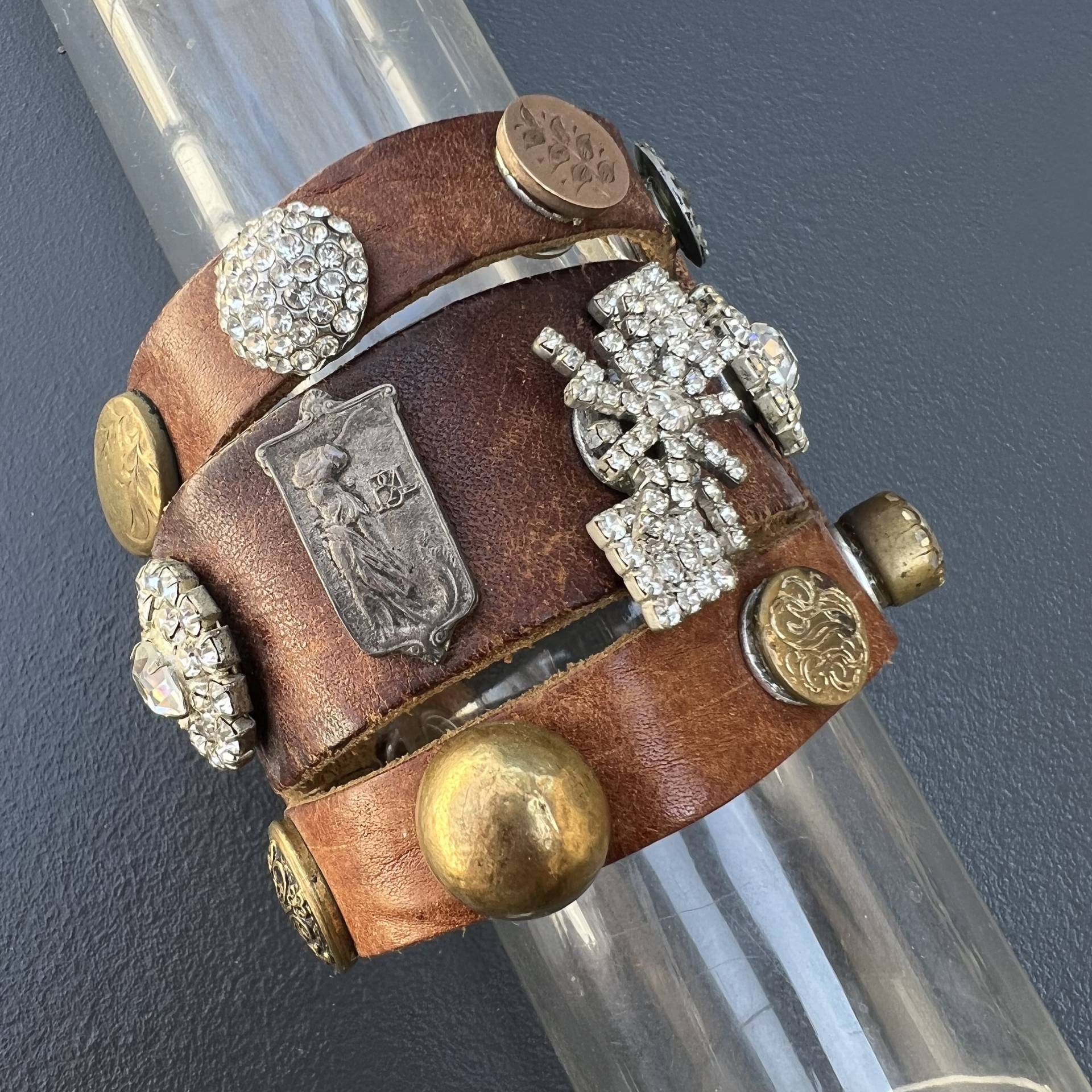 Handgemachtes Leder Alte Knopf Armbänder. Kostümschmuck von PritiStar