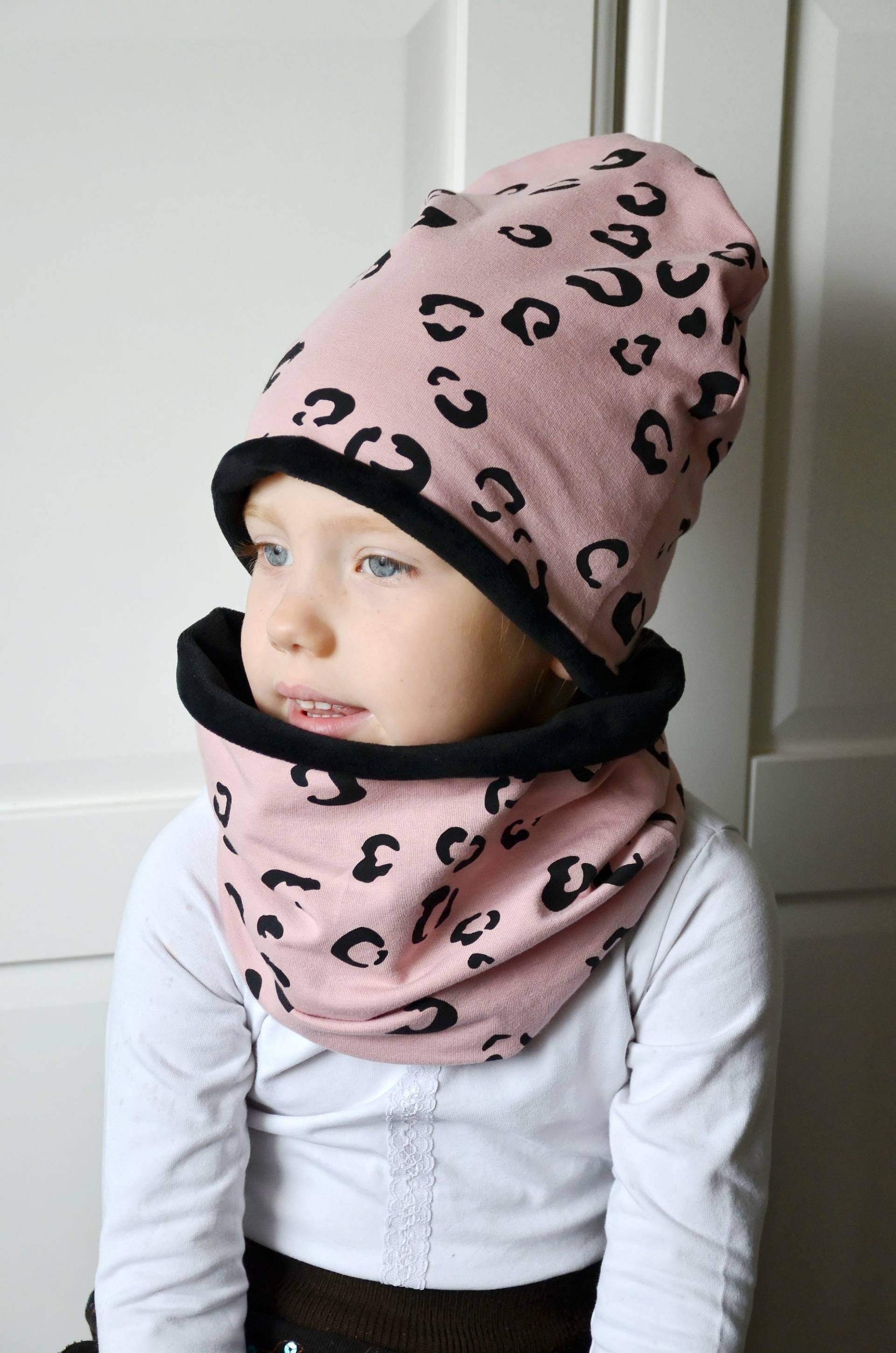 Leoparden Print Jersey Pink Schwarz Mädchen Winter Beanie Und Loop Set, Beanie Mütze Halsschal Größe 39cm-56cm, Spots Kinder, Minky von ProArtistPoland