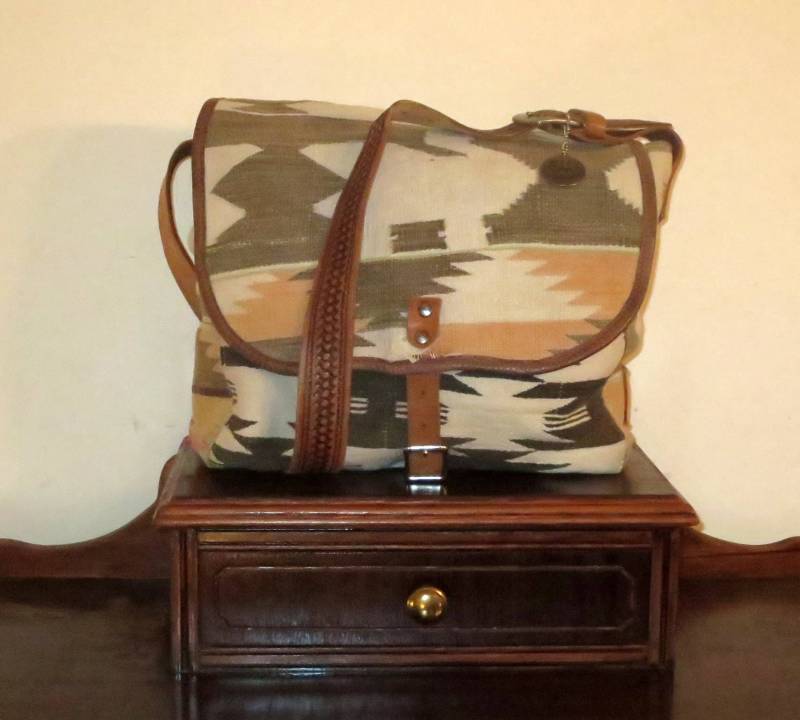 Sale Vintage Will Leather Goods Dhurrie Umhängetasche Mit Lederbesatz & Stoff One Of A Kind Ltd Edition - Leicht Distressed von ProVintageGear