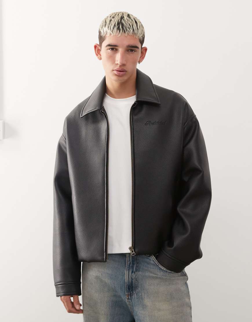 Prohibited - Cropped-Fit-Jacke im Oversize-Stil aus schwerem Kunstleder in Schwarz von Prohibited