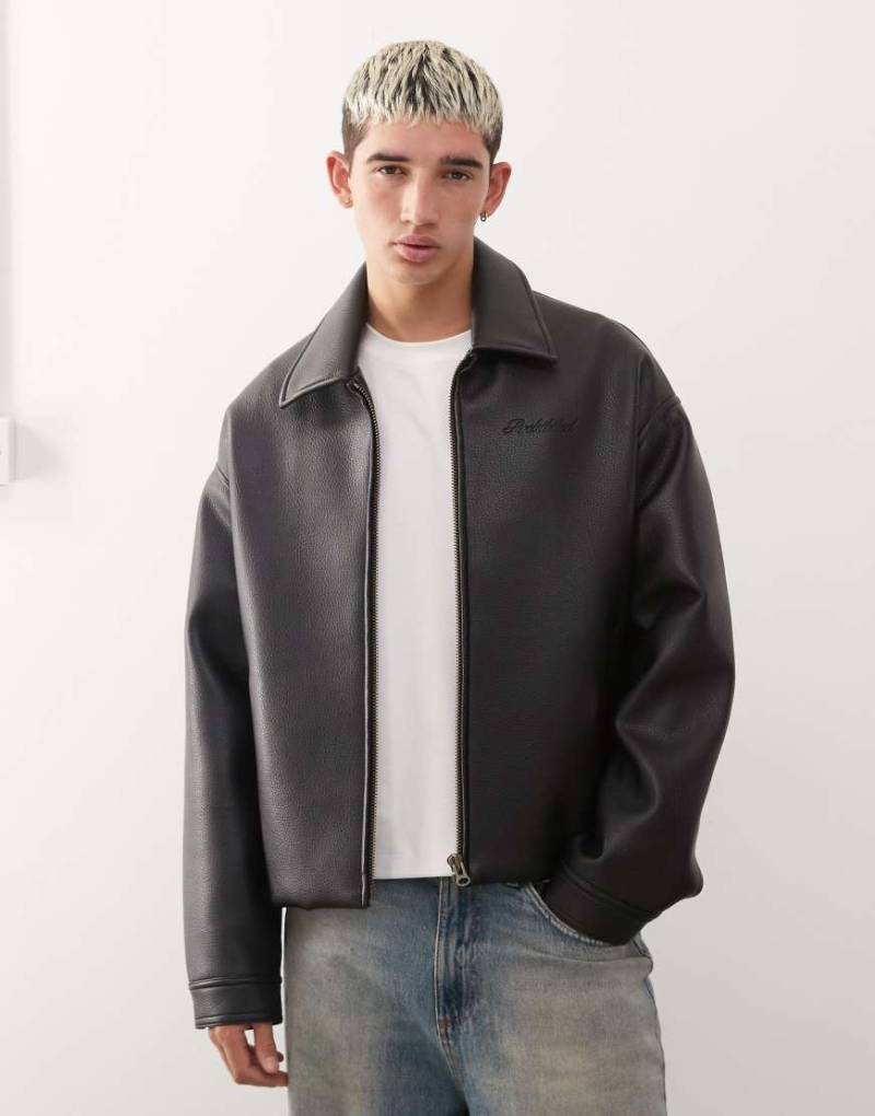 Prohibited - Cropped-Fit-Jacke im Oversize-Stil aus schwerem Kunstleder in Schwarz von Prohibited