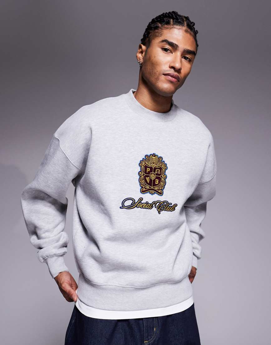 Prohibited - Graues Sweatshirt mit Rundhalsausschnitt und aufgenähtem Logo-Emblem von Prohibited