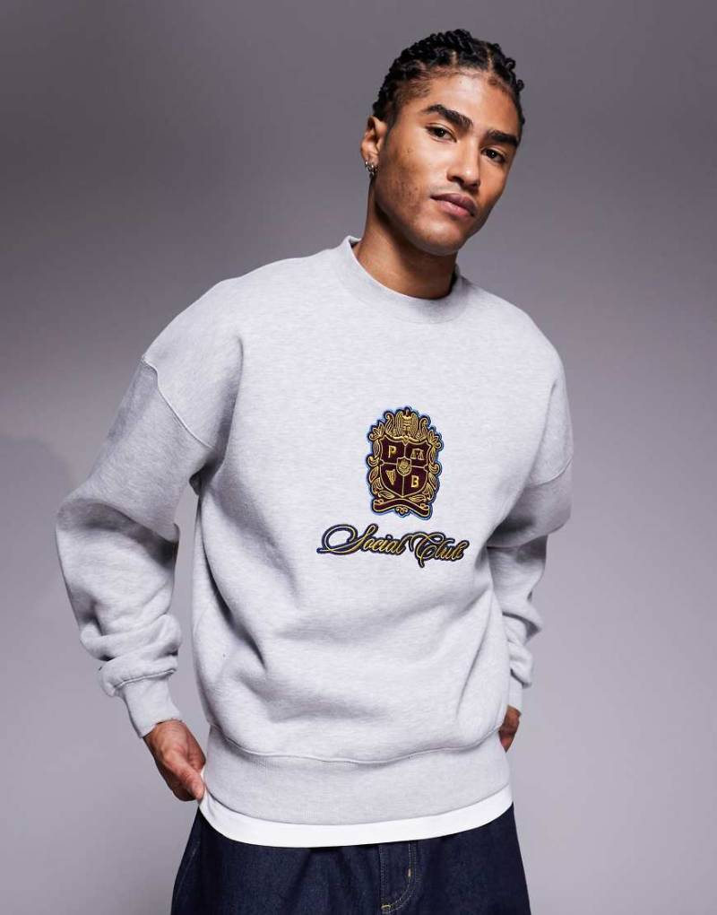 Prohibited - Graues Sweatshirt mit Rundhalsausschnitt und aufgenähtem Logo-Emblem von Prohibited