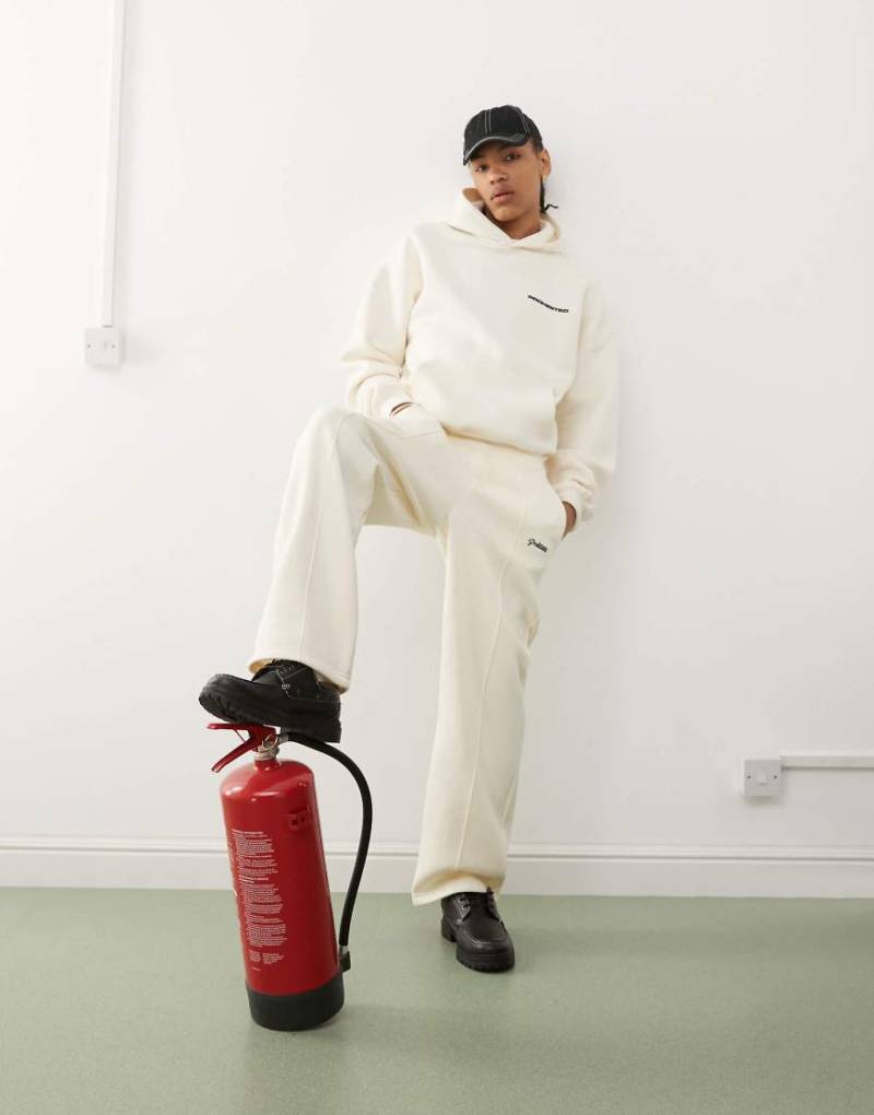 Prohibited - Jogginghose in Ecru mit geradem Bein und Schriftzug-Logo-Weiß von Prohibited