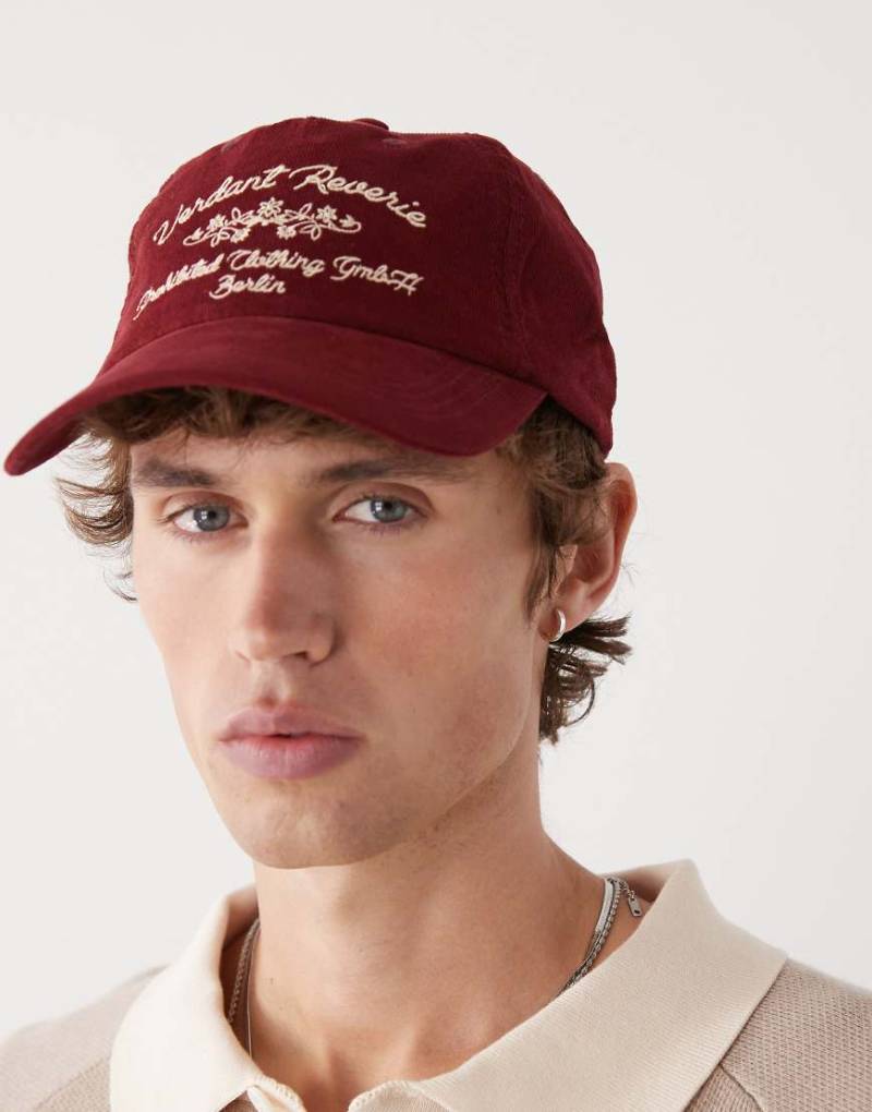 Prohibited - Kappe in Burgunderrot mit 5 Bahnen und Logo von Prohibited