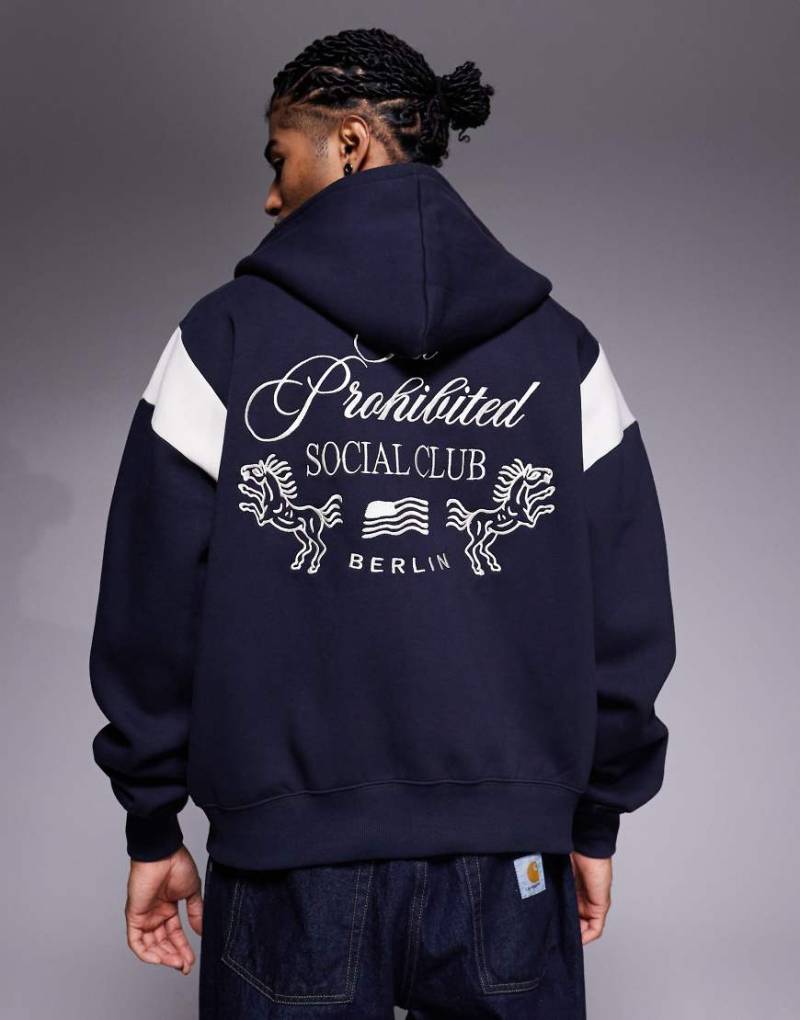 Prohibited - Kapuzenjacke in Marineblau mit Reißverschluss, Logo und Rückenprint von Prohibited