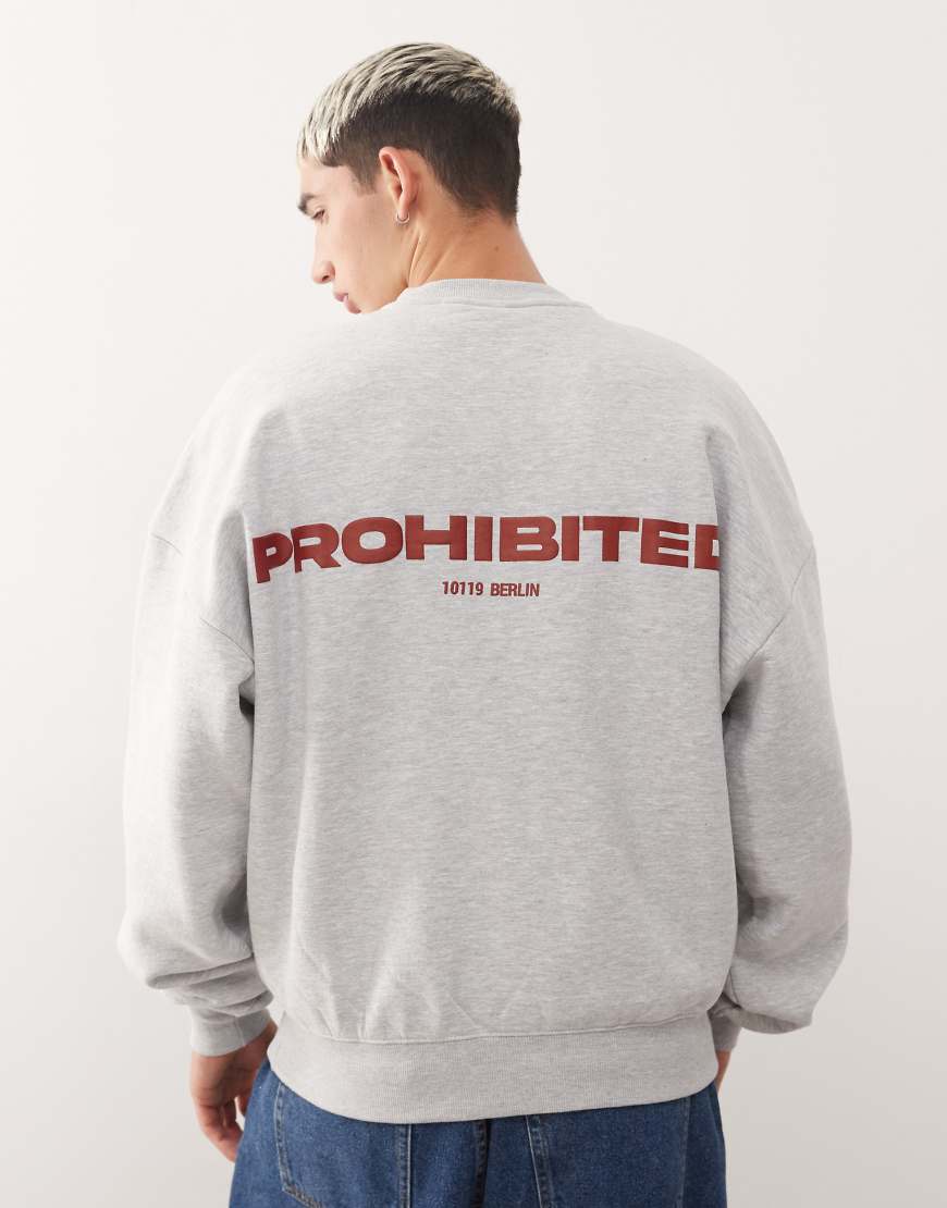 Prohibited - Kastiger Oversize-Pullover in Grau mit Logo Prohibited - Kastiger Oversize-Pullover in Grau mit Logo von Prohibited