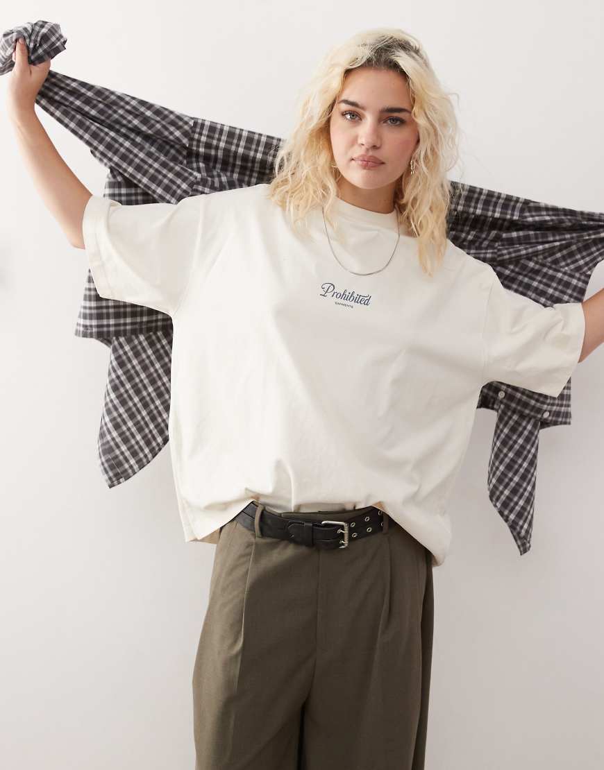 Prohibited - Kastiges T-Shirt in Cremeweiß mit Logo-Schriftzug von Prohibited