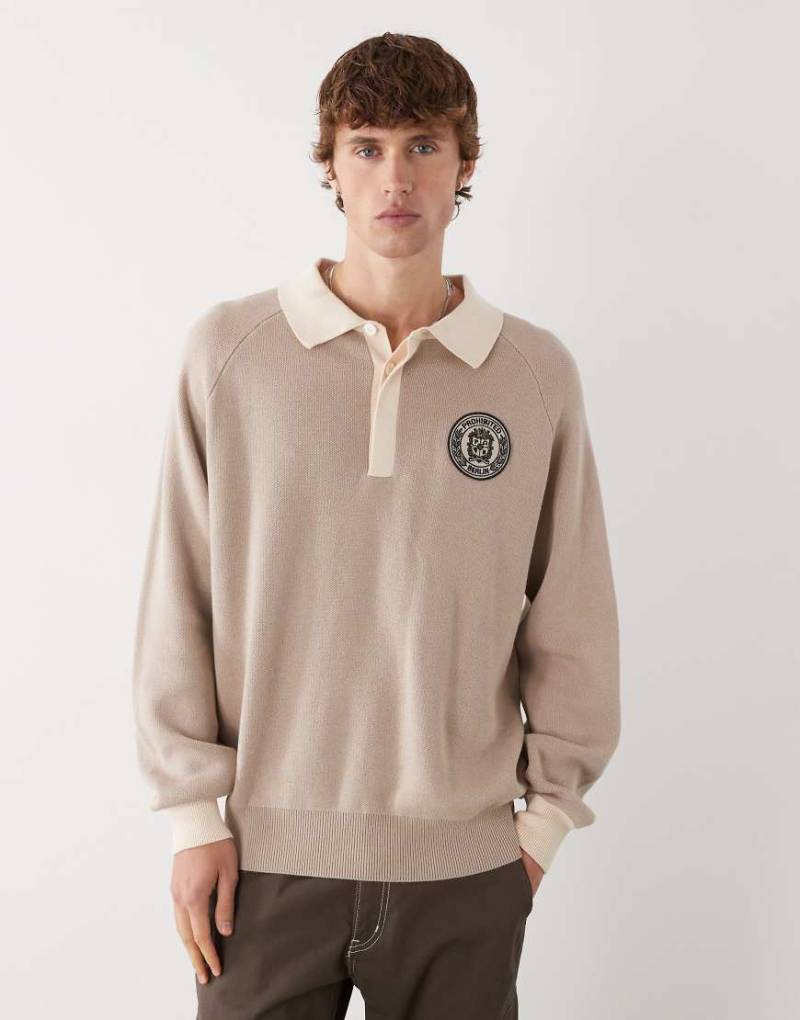 Prohibited - Langärmliges, gestricktes Oversize-Polohemd in Beige mit Emblem-Logo-Aufnäher-Neutral von Prohibited