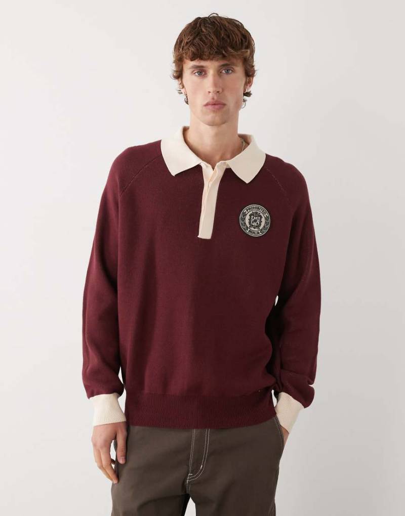 Prohibited - Langärmliges, gestricktes Oversize-Polohemd in Burgunderrot mit Emblem-Logo-Aufnäher von Prohibited