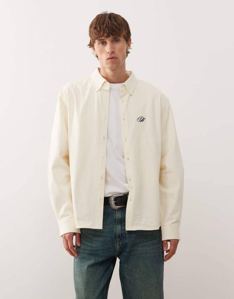 Prohibited - Langärmliges Oversize-Hemd in Creme mit Button-Down-Kragen und Logo-Neutral von Prohibited