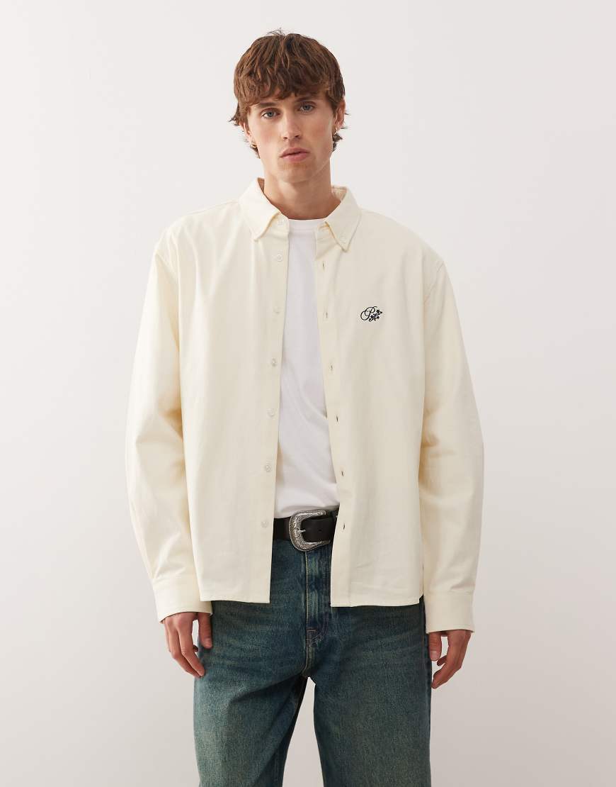 Prohibited - Langärmliges Oversize-Hemd in Creme mit Button-Down-Kragen und Logo-Neutral von Prohibited