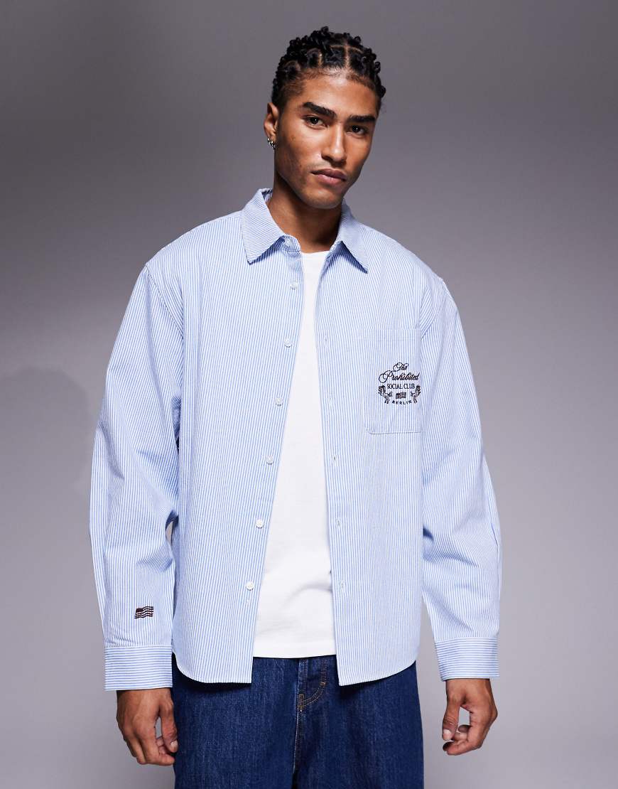 Prohibited - Langärmliges Polohemd in Blau gestreift mit Logo auf der Tasche von Prohibited
