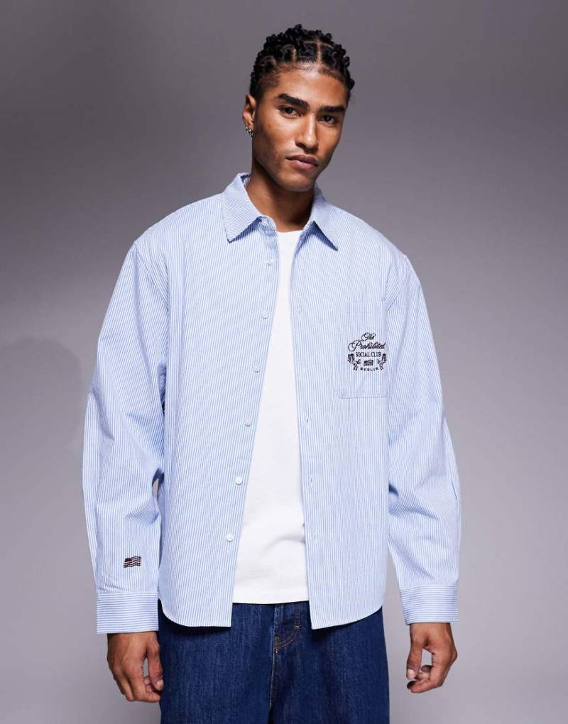 Prohibited - Langärmliges Polohemd in Blau gestreift mit Logo auf der Tasche von Prohibited