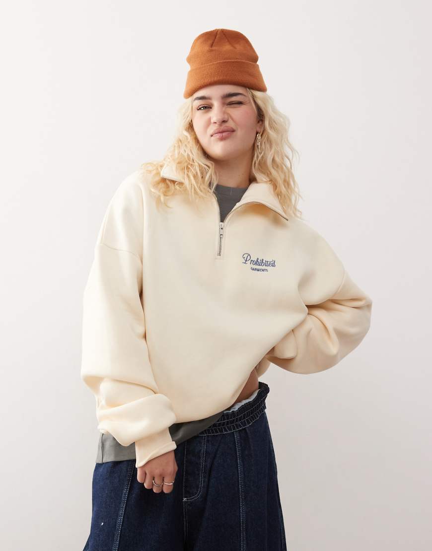 Prohibited - Sweatshirt in Cremeweiß mit kurzem Reißverschluss und farblich abgesetztem Logodetail von Prohibited