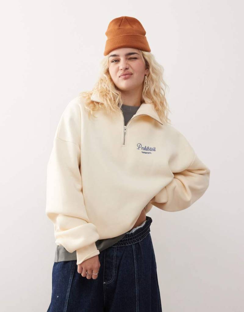 Prohibited - Sweatshirt in Cremeweiß mit kurzem Reißverschluss und farblich abgesetztem Logodetail von Prohibited