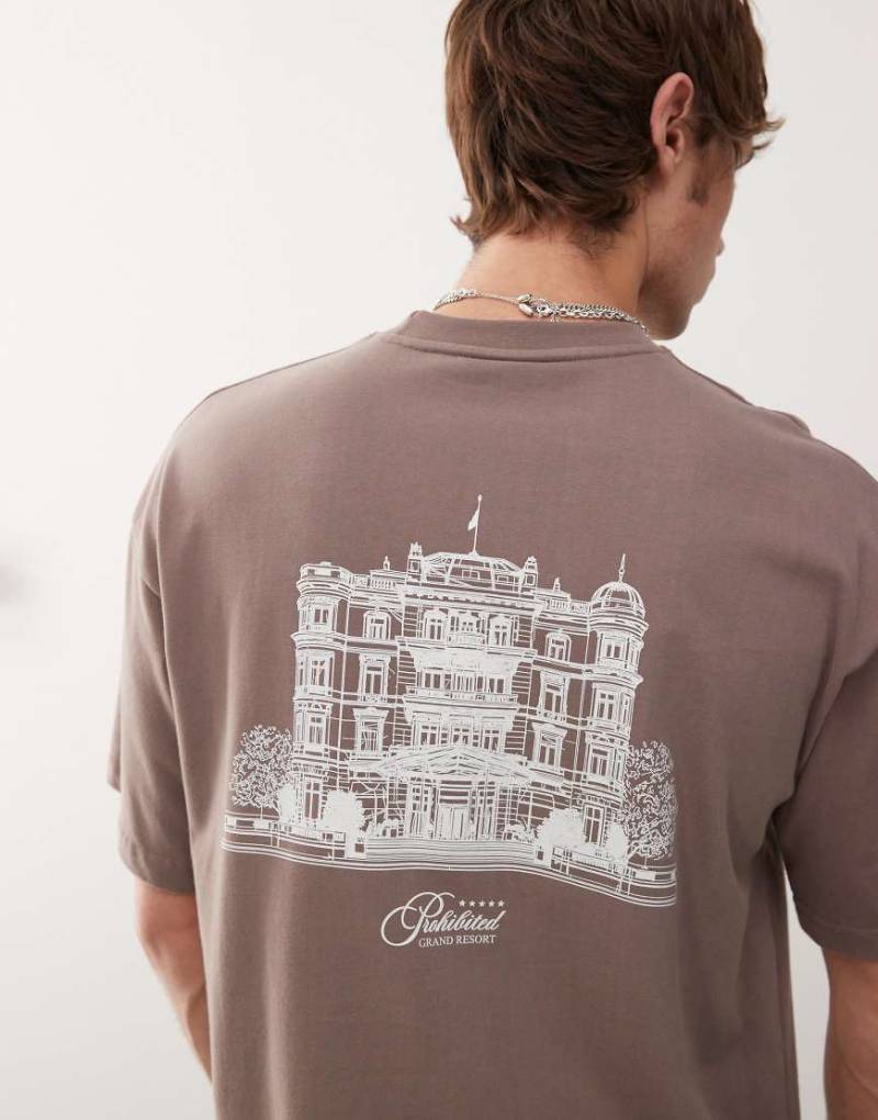 Prohibited - T-Shirt in Braun mit „Grand Resort"-Print-Grau von Prohibited