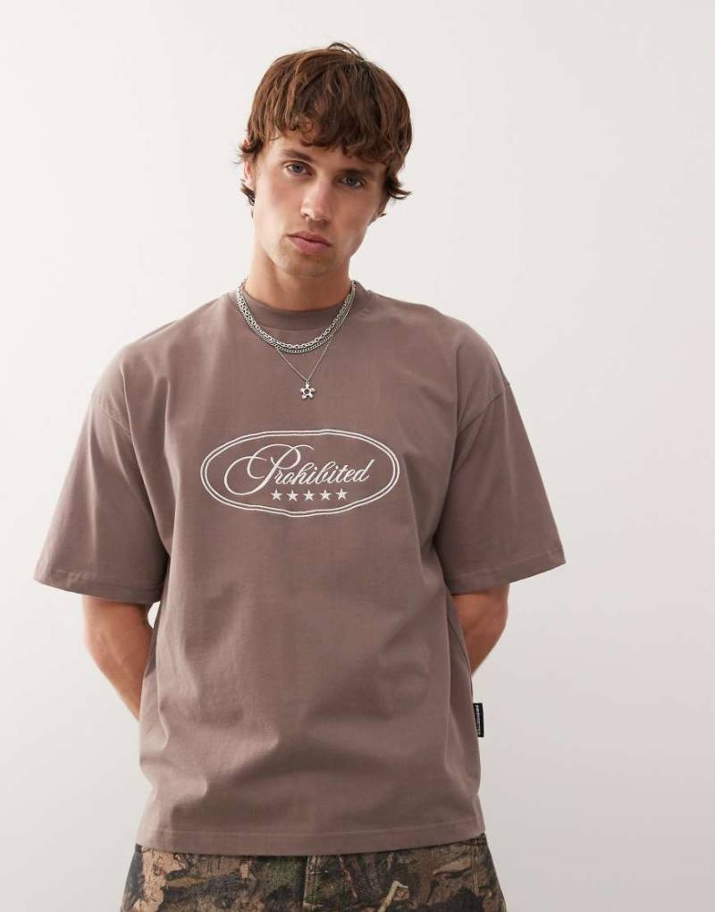 Prohibited - T-Shirt in Braun mit Fünf-Stern-Grafikprint-Grau von Prohibited